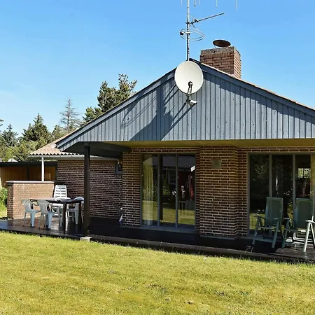 4 Person In Henne-by Traum